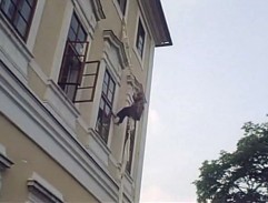 Dublér Ivy Janžurové se po laně spouští z okna liblického zámku