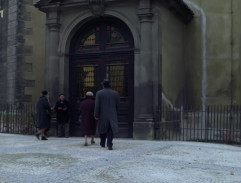 Maigret před kostelem