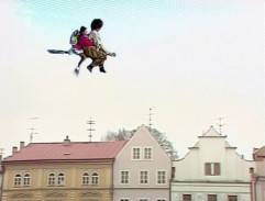 Ivanka letí s čarodějnicí nad náměstím