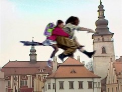 Ivanka letí s čarodějnicí kolem kostela