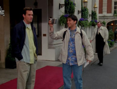 Joey s Chandlerem před hotelem