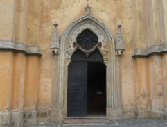Vchod do kostela