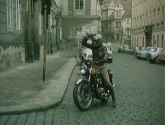 Na ulici čeká motorkář