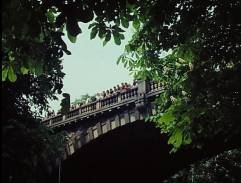 Lidé na mostě