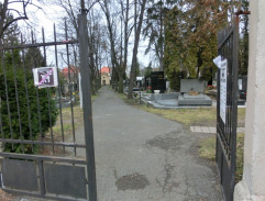 U brány hřbitova