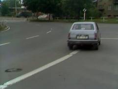 Auto jede po ulici