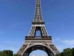 Před Eiffelovou věží