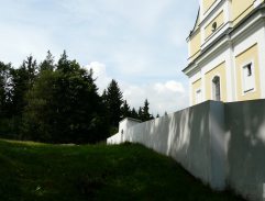 múr pri kostole