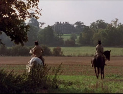 Pánové Bingley a Darcy příjíždějí na koni