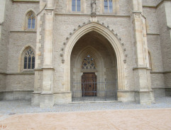 Před katedrálou