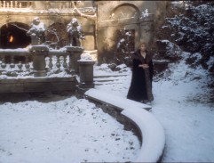 Julie u zámku v zimě