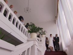Novomanželé na schodišti
