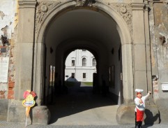 vchod do kláštora
