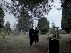 John a paní Hudson na hřbitově