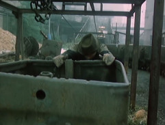 Rusňák tlačí důlní vozík