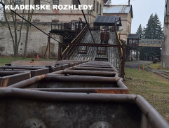 Rusňák tlačí důlní vozík