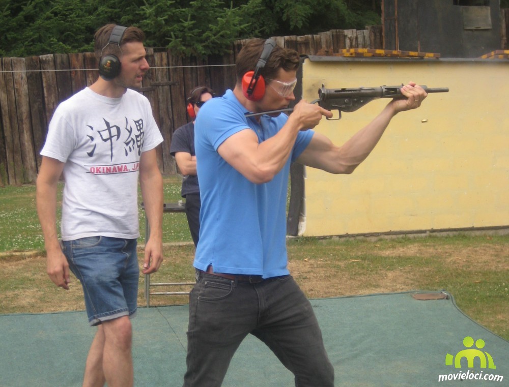 Jamie Dornan se učí zacházet s dobovými zbraněmi (archiv Pavla Kmocha)