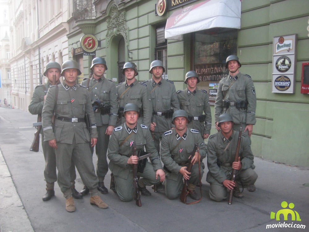 Členové KVH v roli úderného družstva SS, nasazeného proti kostelu. Fotografie je aranžovaná podle původní fotografie, pořízené v Resslově ulici 18. června 1942. (archiv Pavla Kmocha)