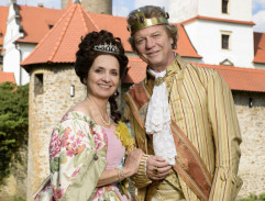 Veronika Freimanová a Maroš Kramár jako královští rodiče (foto: ČT)