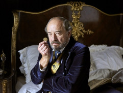 Viktor Preiss jako hamižný hodinář, otec Laury (foto: Evolution Films)