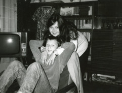 Tomáš s mámou, kolem premiéry Prázdnin pro psa. Fotce je tedy přesně 40 let