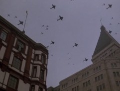 Japonská letadla přelétají nad budovami