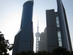 Vysílač mezi budovami