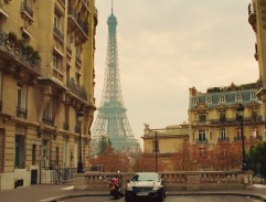 Eiffelova věž z ulice