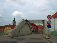 Ulice s obloukovým mostem