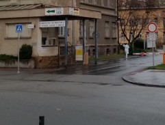 parkovisko pred nemocnicou