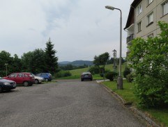 pred domom policajtky Krásenskej