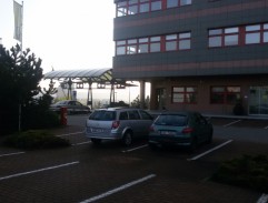 parkovisko pred stávkovou kanceláriou