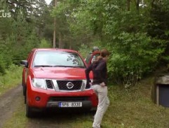 Policistka Vinická prohledává bunkry