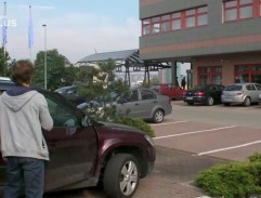 parkovisko pred stávkovou kanceláriou