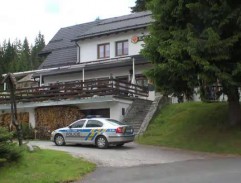 15. Blondýnka na hřbitově