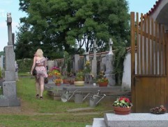 15. Blondýnka na hřbitově