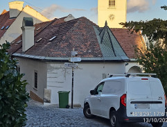 před domem