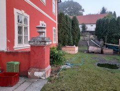 Před zámečkem
