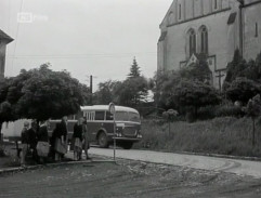 Autobus u kostela