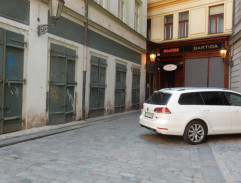 V uličce u hotelu