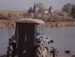 Rybník, do kterého vjede traktor Máňa