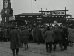 Před stadionem Sparty