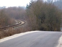 cesta popri železnici