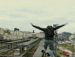 Hlavní hrdina Franck Adrien skáče na zastřešení nástupiště