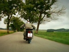 Novinář uhání na motorce