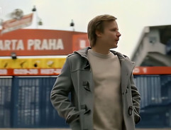 pred futbalovým štadiónom Sparty