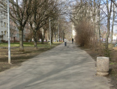 chodník pred školou