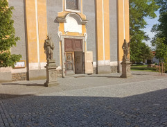 Vchod do kostela