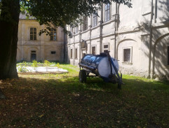 Na dvoře