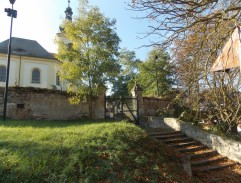 pred kostolom